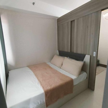 1 Bedroom With Balcony Pool View Manila Exterior photo