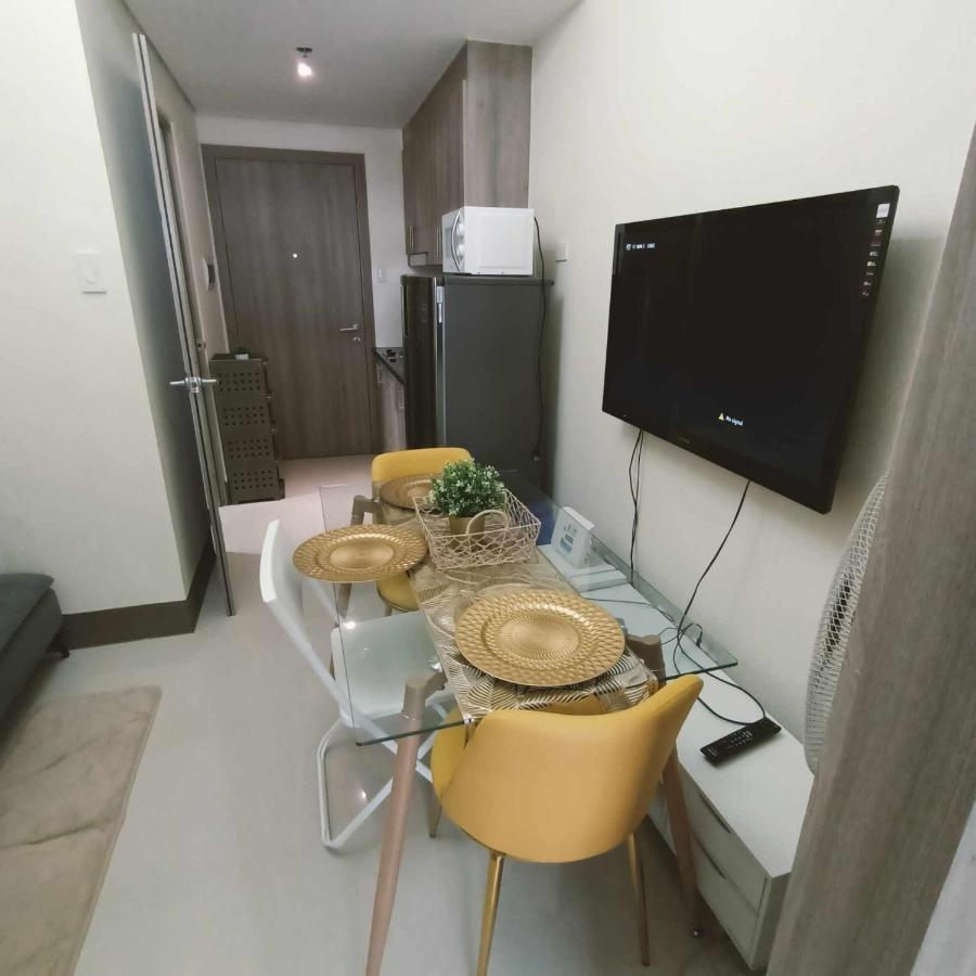 1 Bedroom With Balcony Pool View Manila Exterior photo